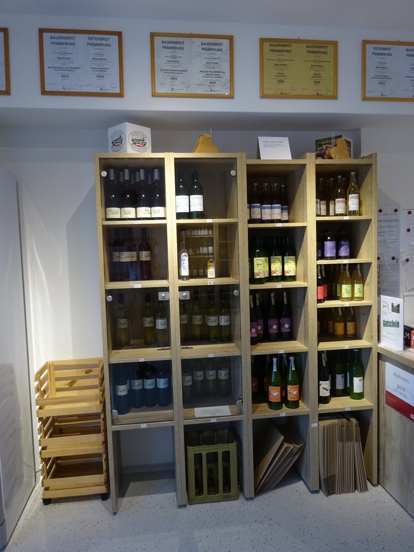 Apfel, Trauben, Johannisbeeresaft und Sirupe