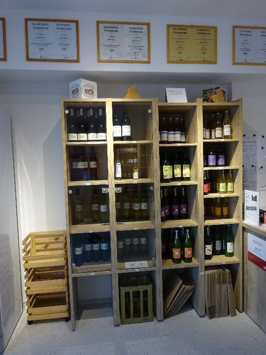 Apfel, Trauben, Johannisbeeresaft und Sirupe