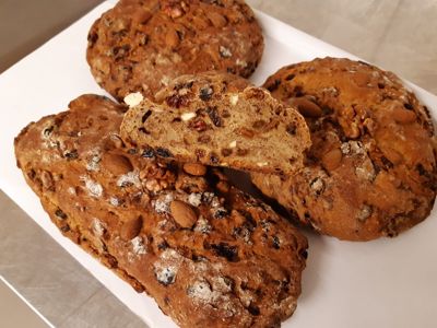 Früchtebrot mit Nüssen und Trockenfrüchten