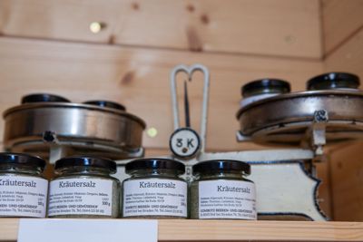 Kräutersalz (Eigenmarke Gombotz; Alpensalz mit Majoran, Oregano, Sellerieblättern, Thymian, Liebstöckl, Ysop), 100-g-Glas