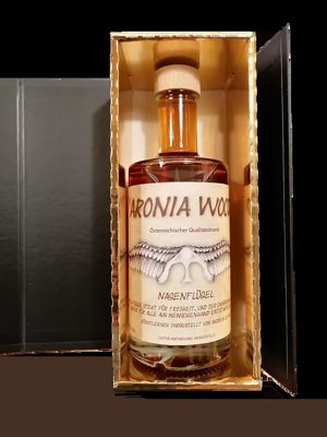 Aronia-WOOD Edelbrand 'Nasenfluegel' (im Holzfass gereift) - 0,35 l Flasche