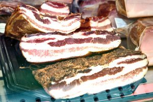 Hausgemachter Speck vom Vulkanlandschwein (geselcht/luftgetrocknet), lose nach Gewicht