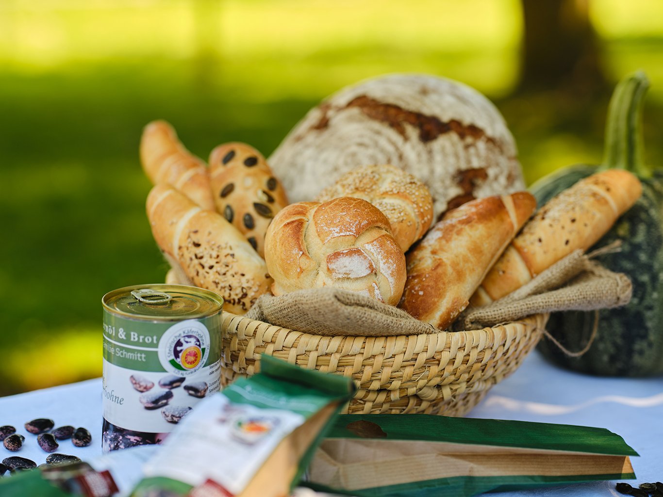 Weißgebäck / Weckerl (z. B. Kürbiskern-, Sesam- & Mohnweckerl), frisch jeden Freitag