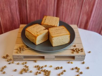 Steirischer Räuchertofu (handgemacht, geräuchert), 240 g (auch in 120 g und 480 g erhältlich)