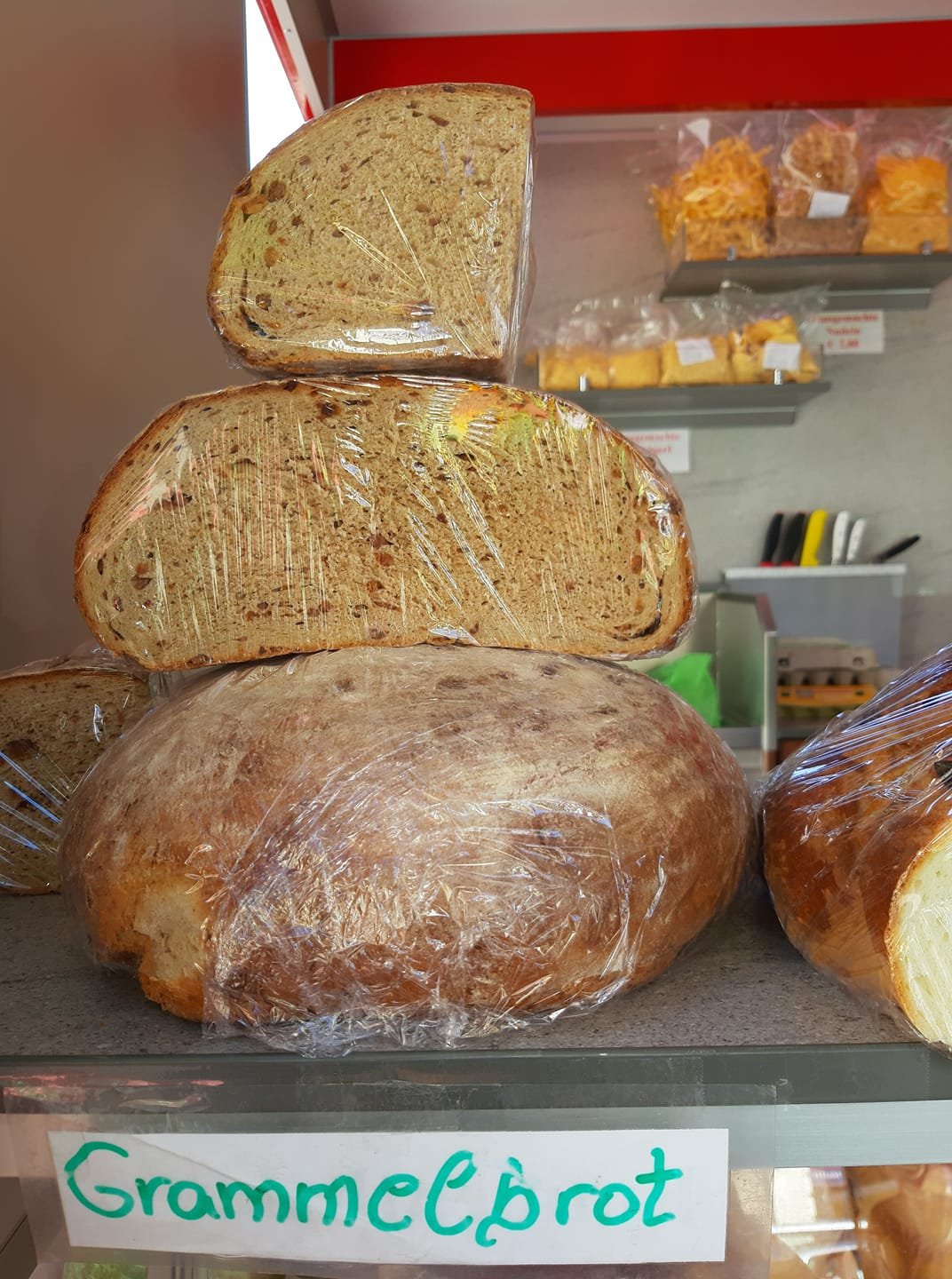 Grammelbrot (Bauernbrot mit Grammeln), ganzer Laib