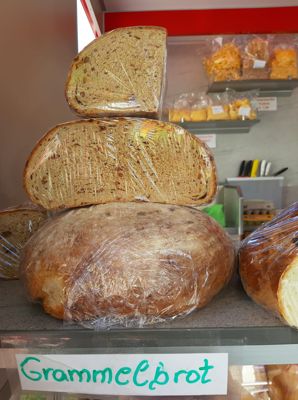 Grammelbrot (Bauernbrot mit Grammeln), ganzer Laib