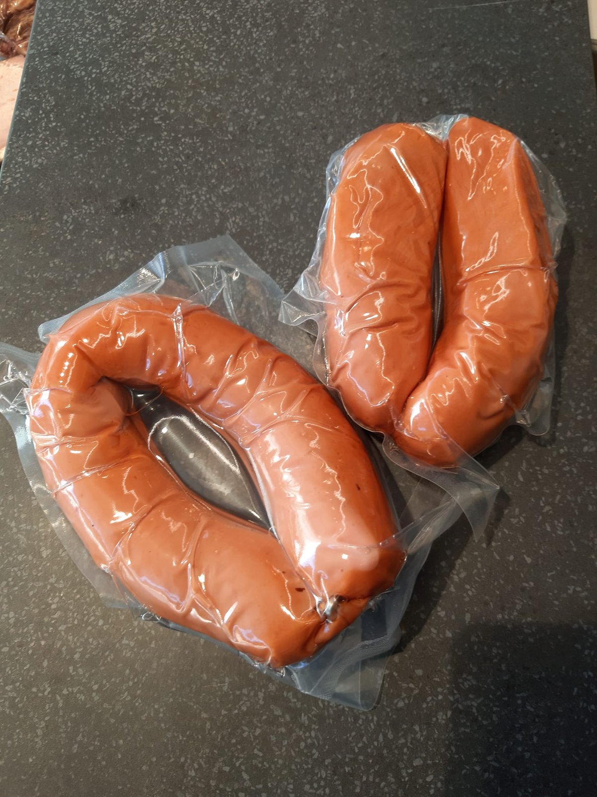 Hausgemachte Wurst im Ring (Wurstkranz, vermutlich Brat-/Selchwurst), vakuumverpackt