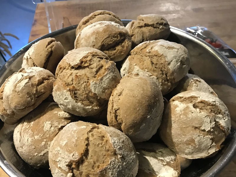 Pikantes Kleingebäck / Bauernweckerl (rustikale Brötchen)