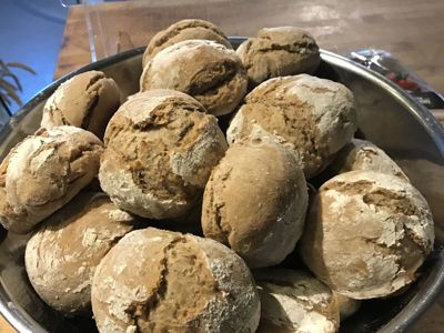 Pikantes Kleingebäck / Bauernweckerl (rustikale Brötchen)