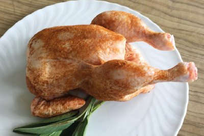 Grillhendl mariniert – ganzes mariniertes Grillhähnchen, frisch