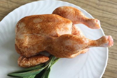 Grillhendl mariniert – ganzes mariniertes Grillhähnchen, frisch